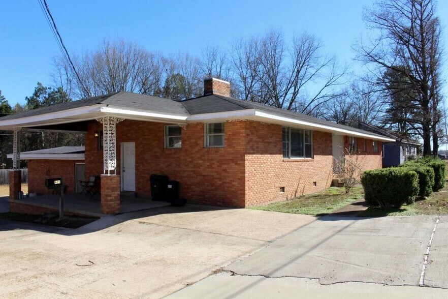 Building Photo - 905 Louisville St
