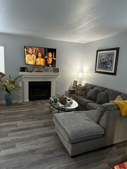 Living Room - 4371 Oak Glen St