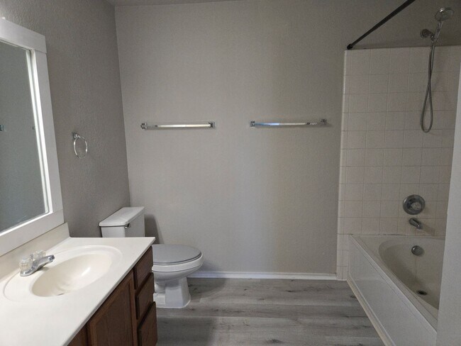 Building Photo - Spacious 4 Bedroom 2.5 Bath 2 Car Garage i...