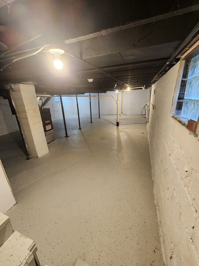 Building Photo - Large 2 Bedroom Home With Garage Section 8 not accepted