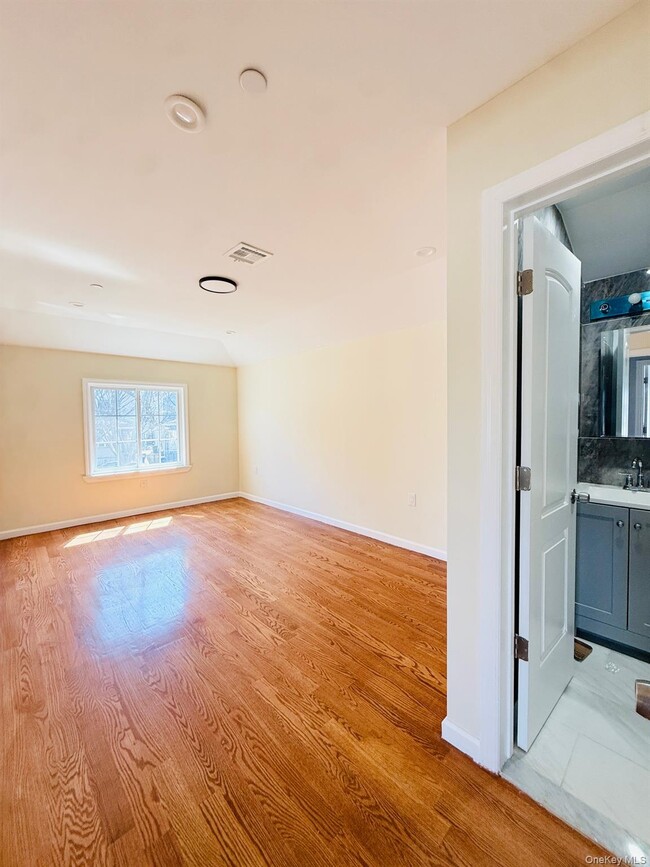 Building Photo - 139-20 Lakewood Ave