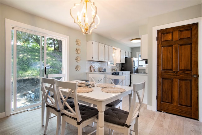 Building Photo - 2245 Lakeshore Dr