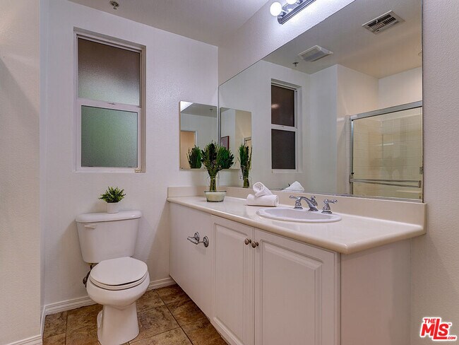 Building Photo - 6020 S Seabluff Dr