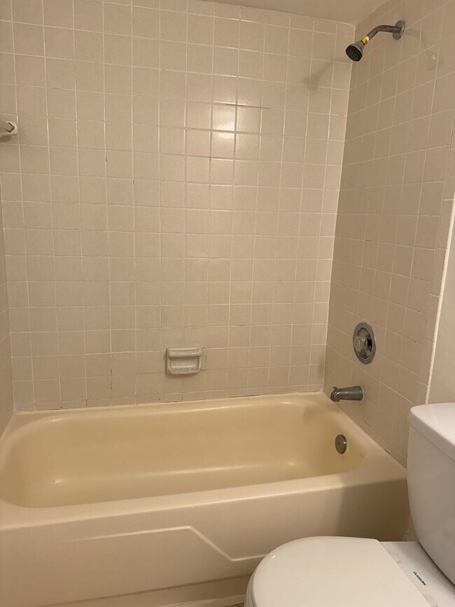 Building Photo - For Rent - Recently Remodeled 1/1 Condo - Great location in Kendall - $1,650