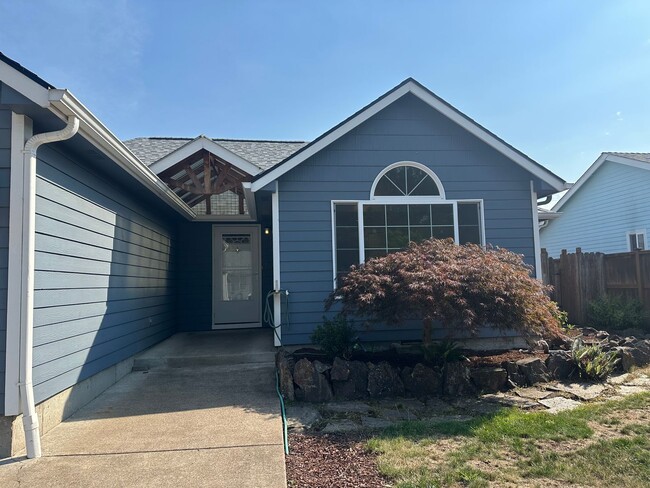 Building Photo - Beautiful 3 bedroom 2 bathroom house in a ...