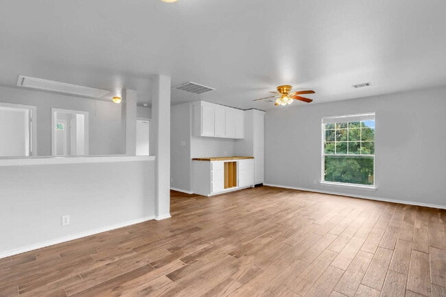 Building Photo - "Spacious 6-Bedroom Haven with 4 Full Baths and Hot Tub!"