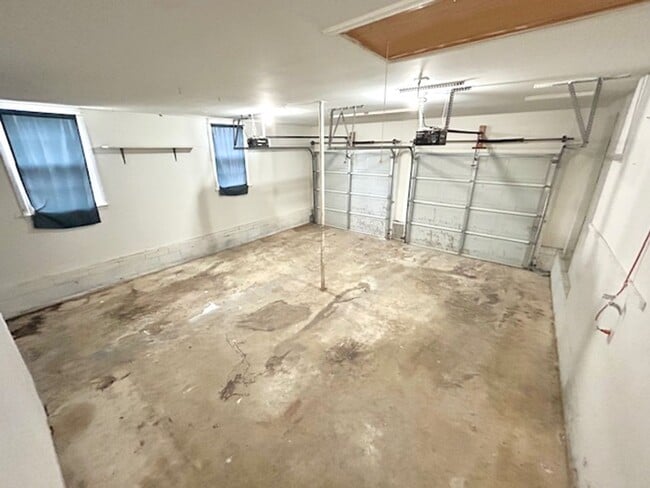 Building Photo - Move-In Ready 3 Bedroom Home with Garage & Private Yard