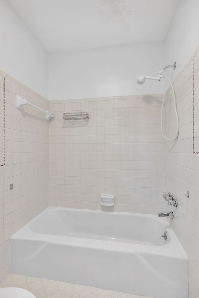 Building Photo - One level living in the heart of Brentwood