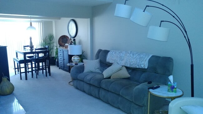 Building Photo - (2) bedroom Town-House w/ new Dining Room ...