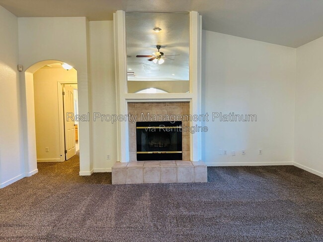Building Photo - 2012 Riverview Dr