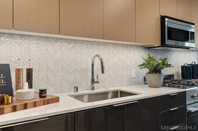 Building Photo - 525 Olive St