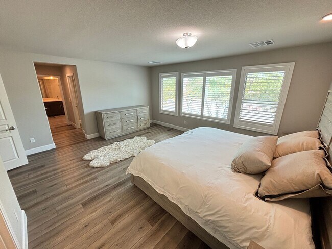 Building Photo - Contemporary 4Bed/3Bath/3 Car/+ Loft -residence located in the Silverado Ranch area