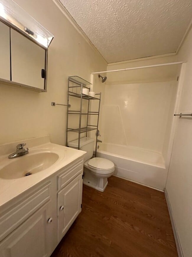 Building Photo - 2 Bedroom / 1.5 Bath Townhouse, Kingsport TN