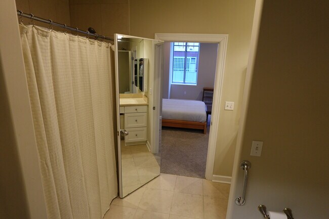 Building Photo - 914 Main St