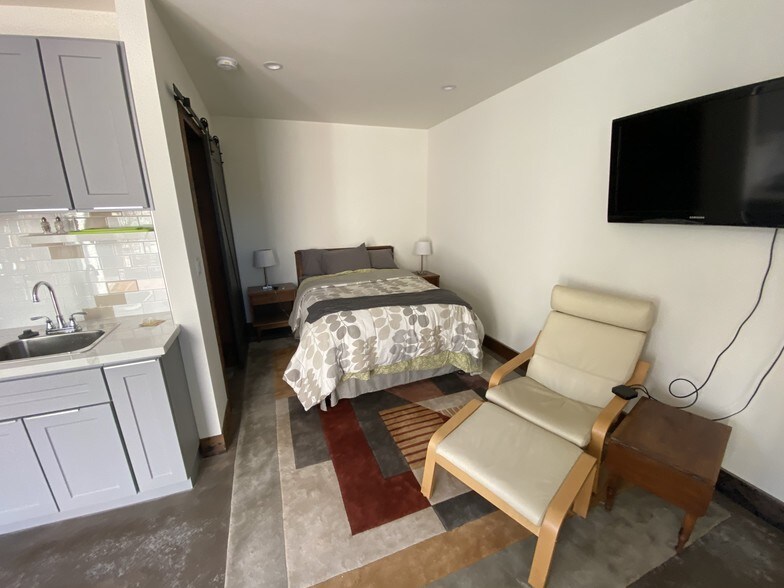 wall mount swivel 40" TV & WIFI - 2258 Overland Ave