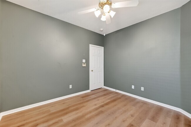 Building Photo - 23719 River Pl Dr