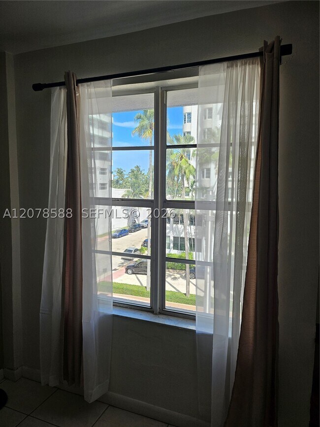 Building Photo - 3030 Collins Ave