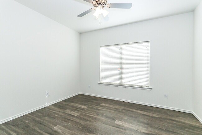 Building Photo - Corner Unit Townhome