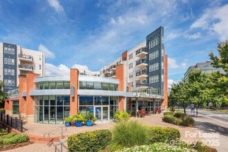 Building Photo - 902 W 4th St