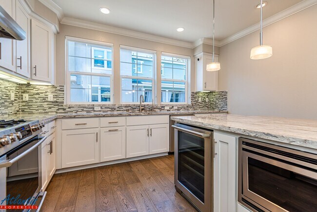 Building Photo - Gorgeous Condo | Premium Materials
