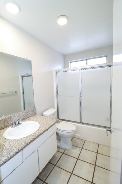 Building Photo - 626 E Verdugo Ave