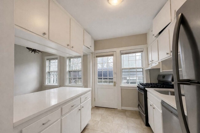 Building Photo - 2-17 Burns St