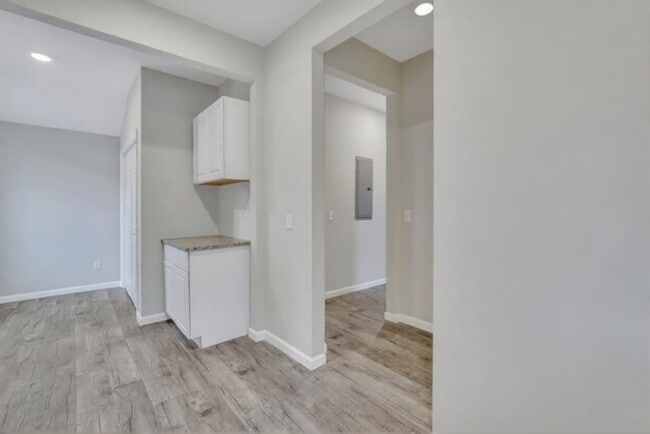 Building Photo - Live Near It All! 3 Bedroom Home in Midtown Savannah