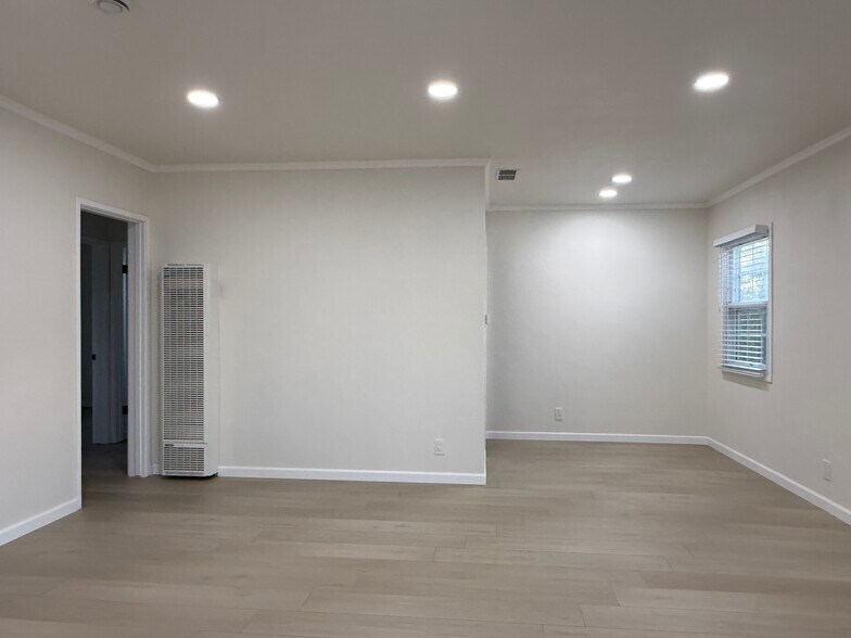 Building Photo - 6522 W 86th Pl