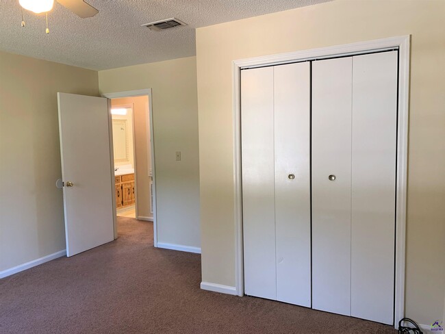 Building Photo - 671 Country Club Rd
