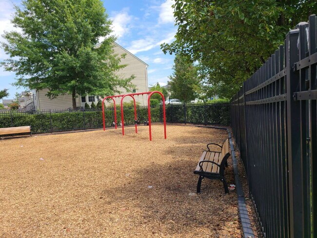 Building Photo - 3-Level TH, 3 BR, 2.5 BA, Garage