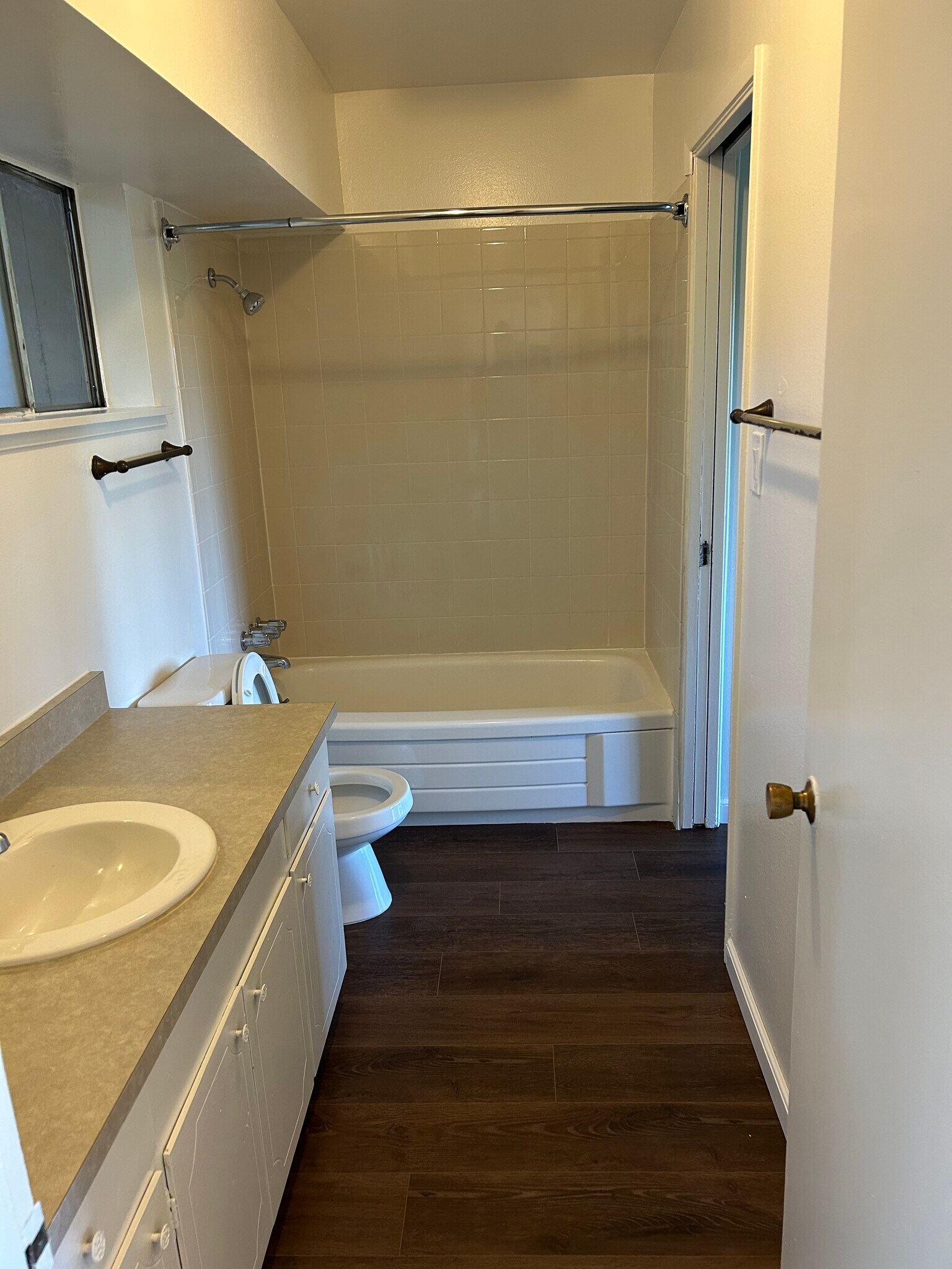 Building Photo - 1046 Continental St