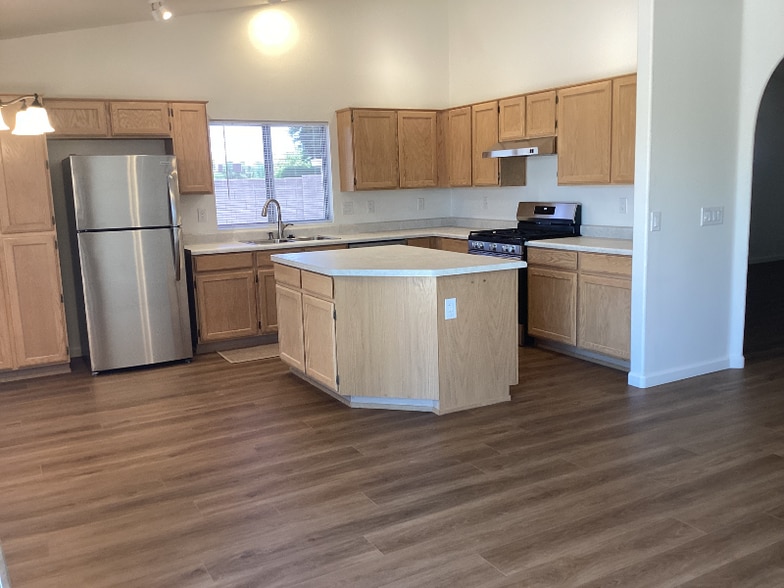 Building Photo - 1060 W Paseo Way