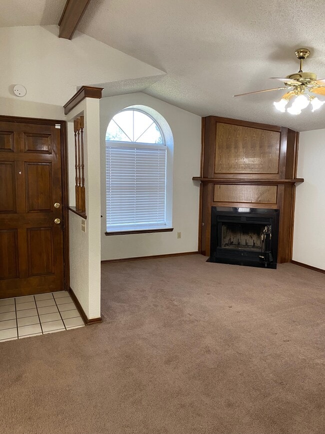 Building Photo - 2122 Meench Dr