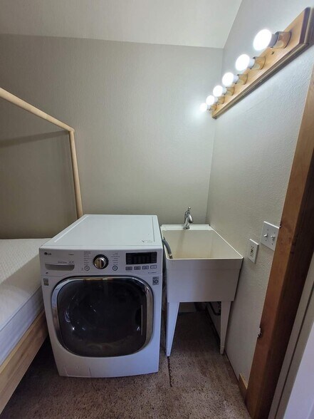 Building Photo - 755 Elm Rd