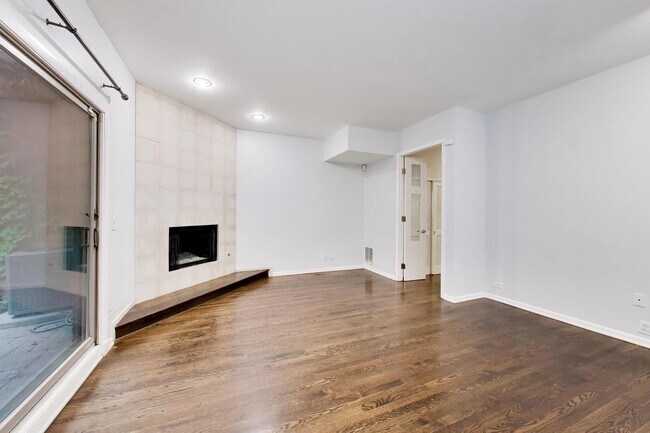 Building Photo - 171 W Goethe St