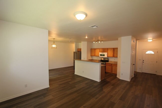 Building Photo - 3BR/2.5BA Townhome in Bellemont | Fenced Yard + 2-Car Garage