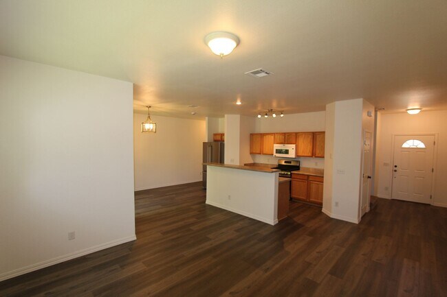 Building Photo - Spacious Bellemont Townhome | 3 Bedrooms + Private Fenced Yard