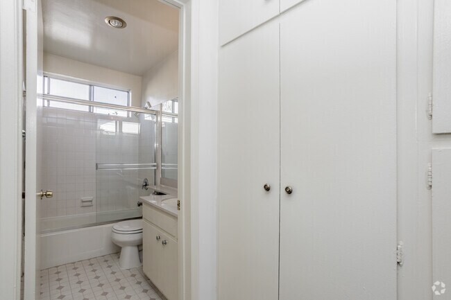 1BR, 1BA - 750 SF - 3720 Cardiff Avenue