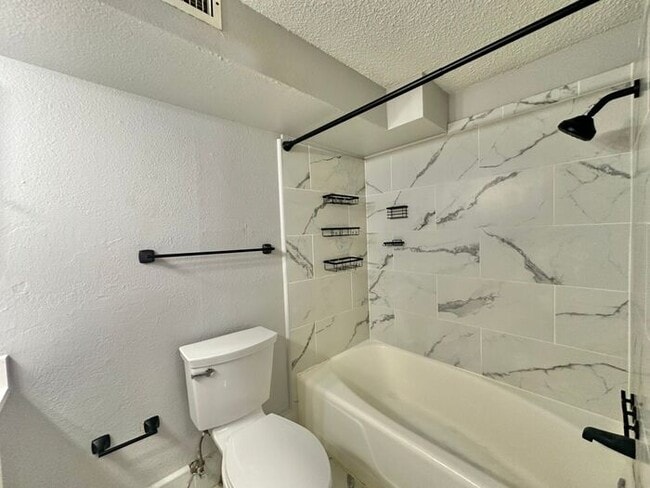 Building Photo - 1 Bed 1 Bath at Broadway Apartments! All B...