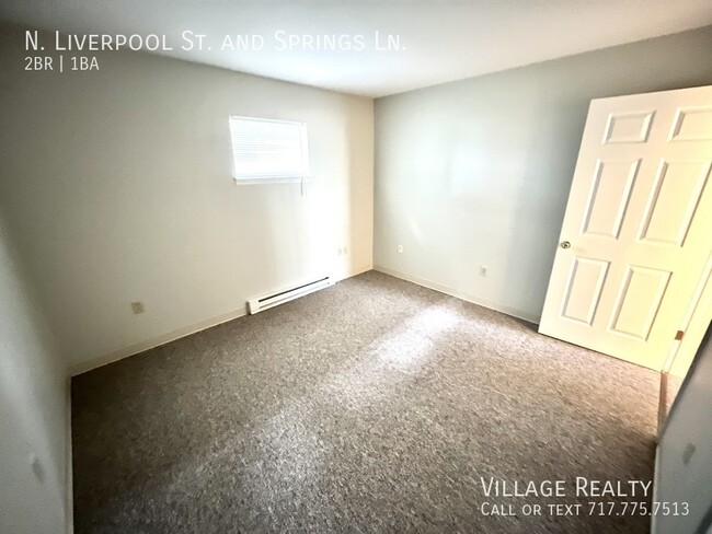 Building Photo - No steps! Affordable 2-Bed Convenient to I...