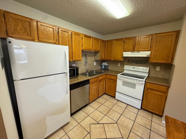 Building Photo - Centrally Located 2 Bed 1 Bath Condo in Colorado Springs!!