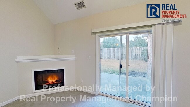 Building Photo - 3 Bedroom Townhome near Monkey Junction