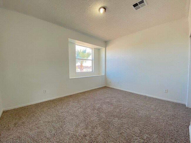 Building Photo - East El Paso 5Bed/3Bath Refrig A/C!