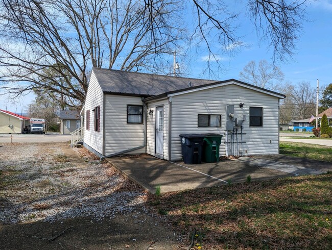 Building Photo - CUTE Renovated 2 Bedroom House