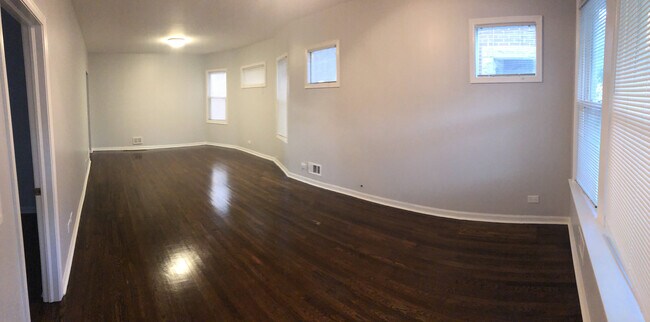 Living room - 3328 W Eastwood Ave