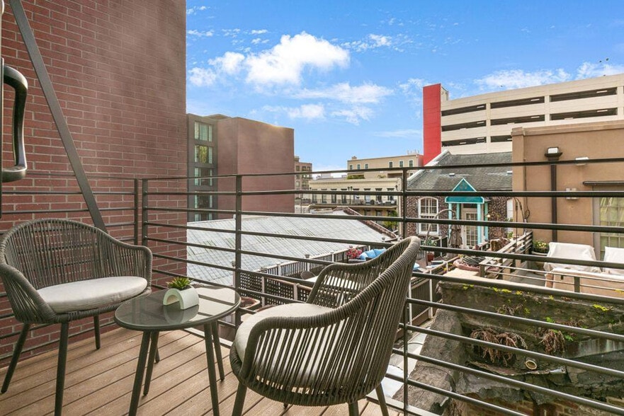 Building Photo - 611 Commerce St