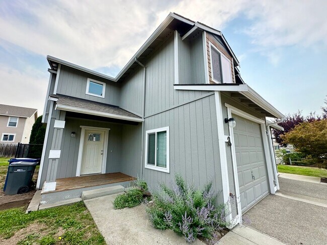 Building Photo - Updated Townhouse in Ellenbsurg