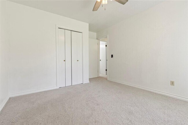 Building Photo - 57 Serenada Ln