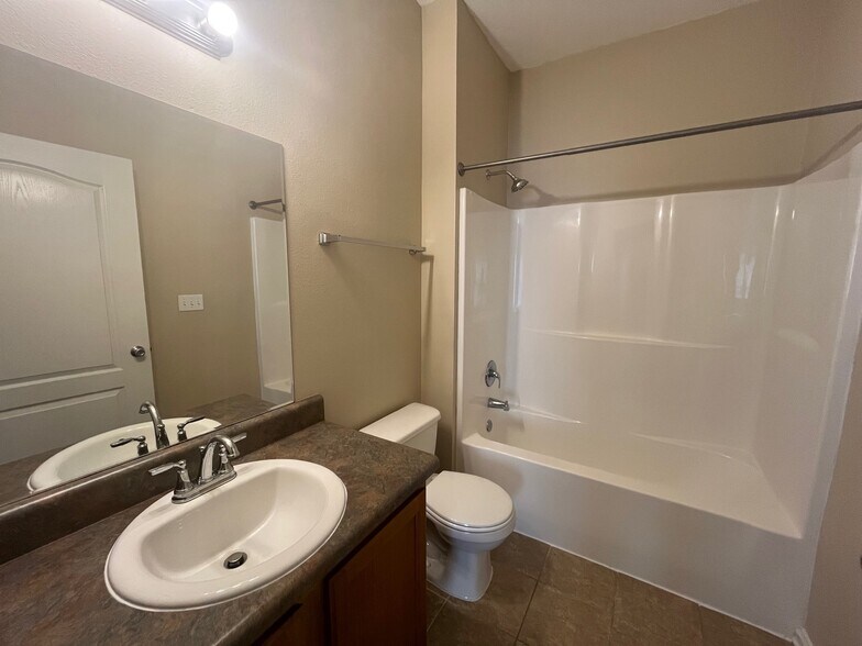 Guest full bath - 274 Bella Sera Ln