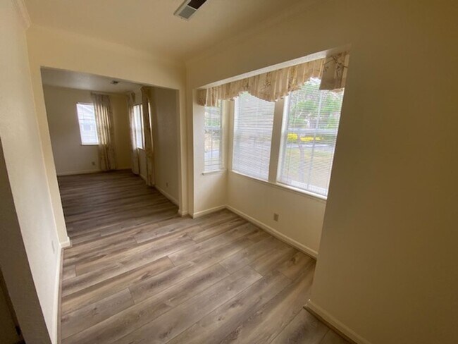 Building Photo - 63 Glen Lake Dr